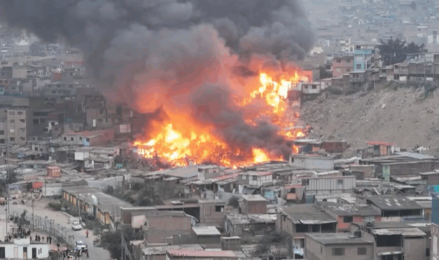 Decenas de casas quemadas y más de 300 damnificados deja un fuerte incendio en Lima.