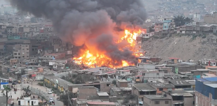 Decenas de casas quemadas y más de 300 damnificados deja un fuerte incendio en Lima.