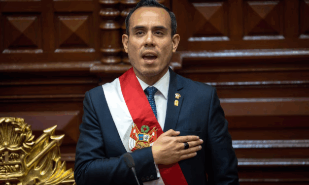 Presidente de Perú presenta a su gabinete de gobierno