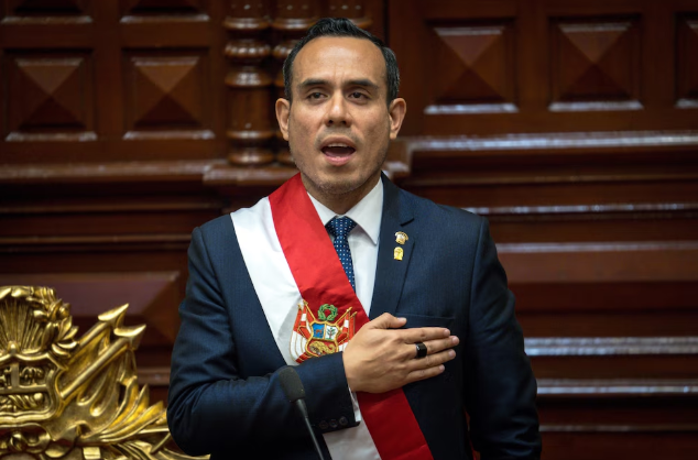 Presidente de Perú presenta a su gabinete de gobierno