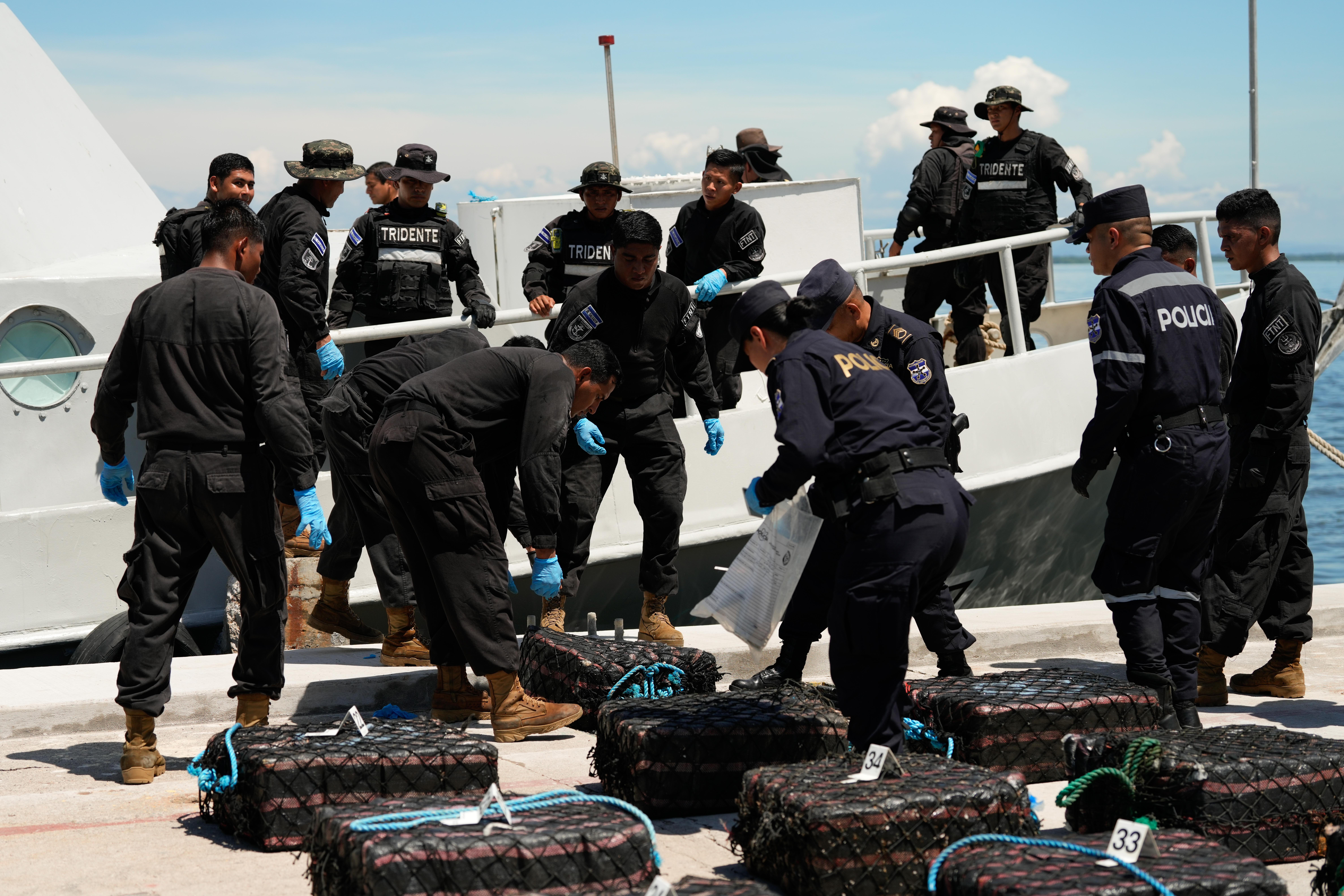 Marina salvadoreña presenta más de mil kilos de incautada en alta mar