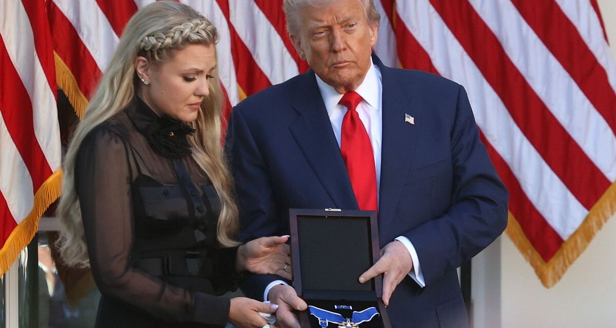 Presidente Trump entregó la medalla presidencial de la libertad a Charlie Kirk