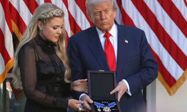 Presidente Trump entregó la medalla presidencial de la libertad a Charlie Kirk