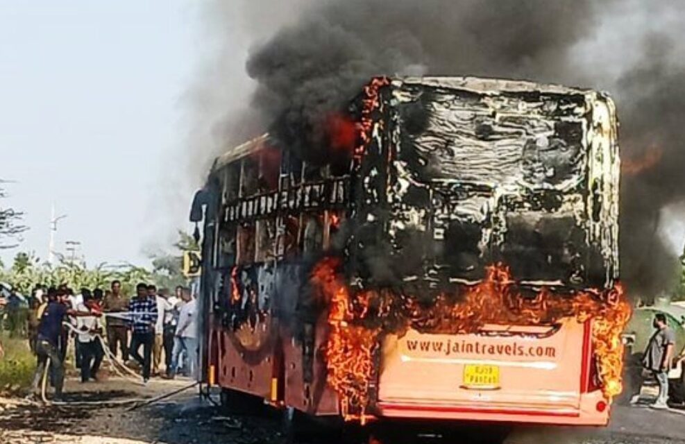 20 muertos deja un incendio en autobús turístico en el noroeste de India