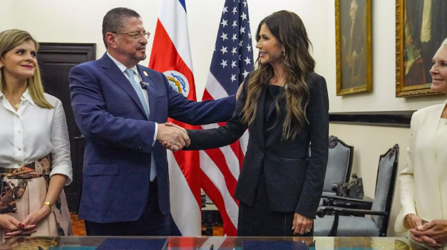 Costa Rica autoriza traslados de migrantes extranjeros tras firmar convenio con Estados Unidos