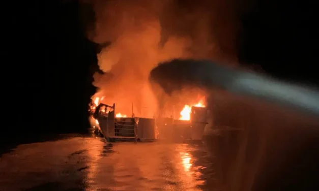 16 desaparecidos tras el incendio de un pesquero en Ecuador