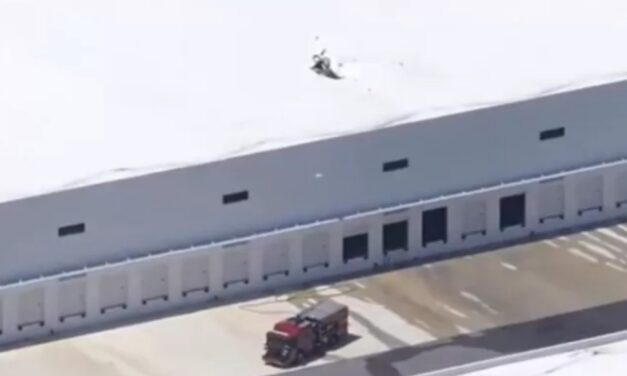 Helicóptero se estrelló en un almacén de Florida, EE. UU. y deja dos muertos