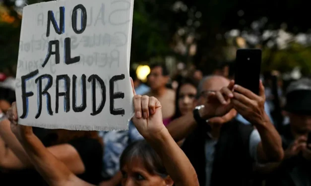 Al menos 3.000 peruanos salen a manifestarse a las calles por irregularidades en las elecciones presidenciales