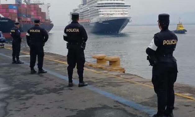 Atraca nuevo buque con miles de turistas en la costa occidental de El Salvador