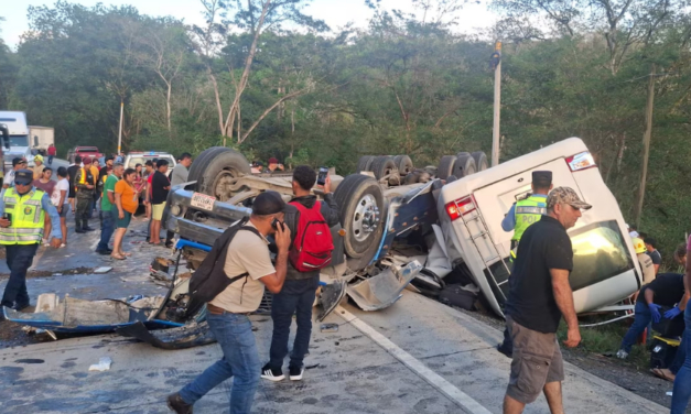 Ocho muertos tras colisión de bus y rastra en Santa Bárbara, Honduras