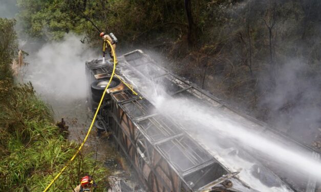 Bus cae a un abismo y deja al menos 11 muertos en una de las rutas más peligrosas de Ecuador