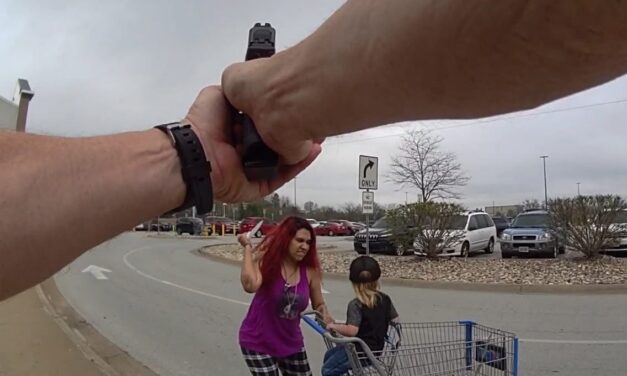 Mujer secuestra a niño en Walmart y lo apuñala frente a todos en Estados Unidos