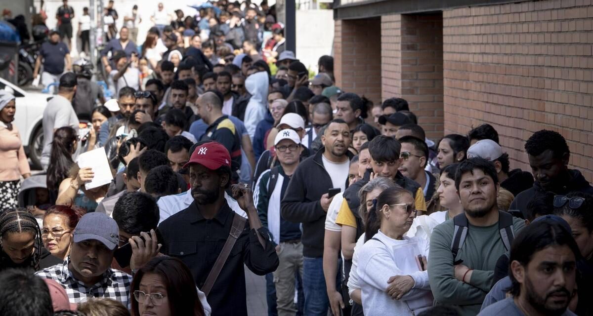 Más de 130 mil personas solicitan su regularización en tan solo una semana en España