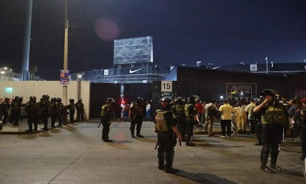 Clásico de fútbol se convierte en tragedia en Perú