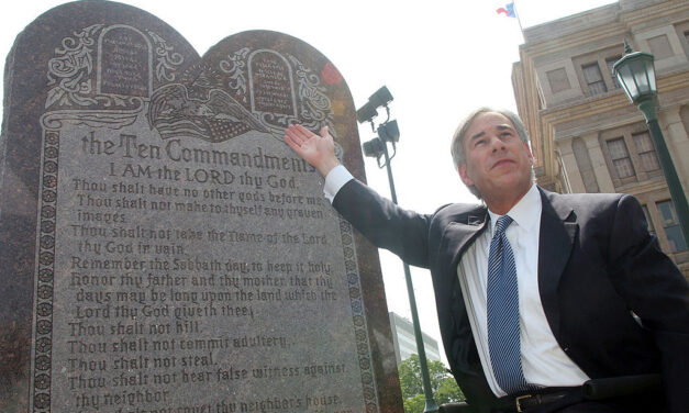 Permiten exhibir los diez mandatarios en las escuelas de Texas, EE. UU.