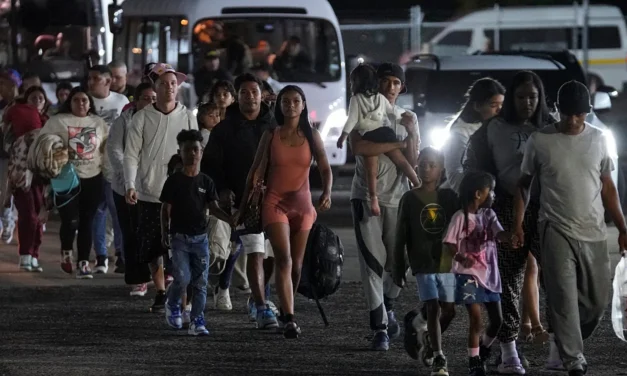 Trump endurece política migratoria: migrantes temporales deberán salir de EE.UU. para solicitar la green card