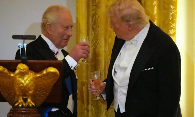 Presidente Trump elimina aranceles al whisky tras encuentro con el rey Carlos III