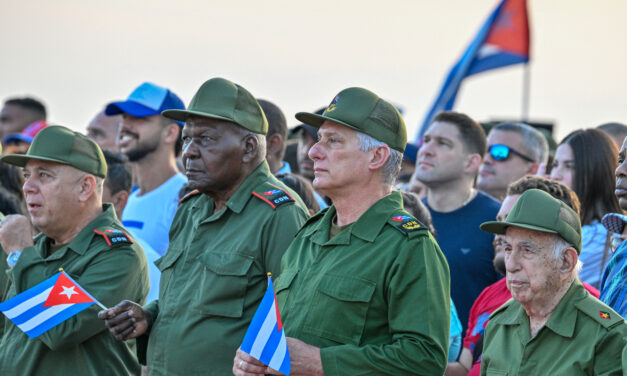 Miles de personas se congregaron frente a la embajada de EE. UU en Cuba en apoyo a Raúl Castro