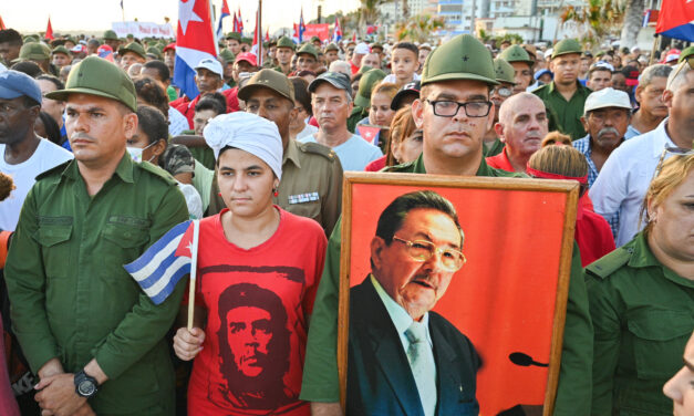 Miles de personas se congregaron frente a la embajada de EE. UU en Cuba en apoyo a Raúl Castro