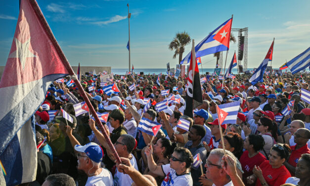 Miles de personas se congregaron frente a la embajada de EE. UU en Cuba en apoyo a Raúl Castro