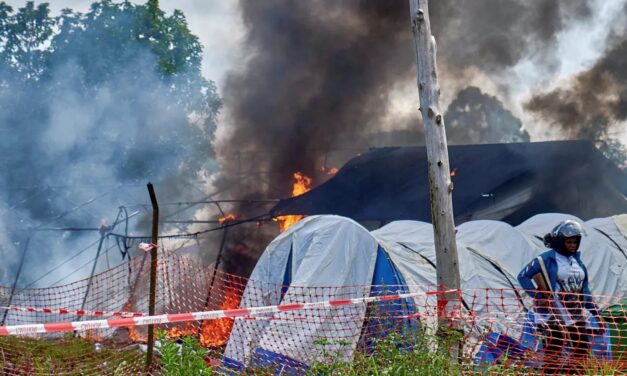 Multitud incendió hospital tras impedir a una familia que se llevaran el cuerpo de un joven fallecido por Ébola
