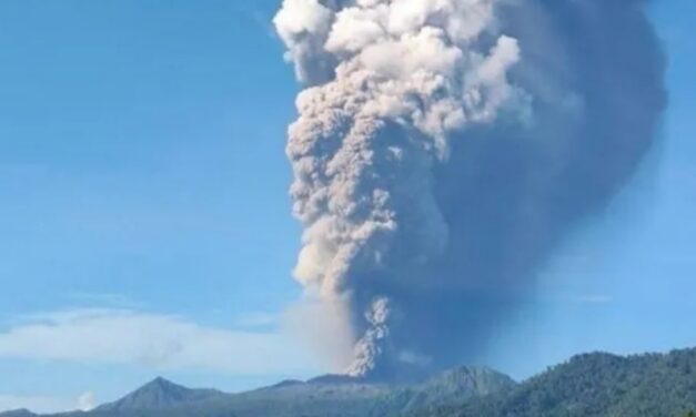 Erupción del Monte Dukono deja varios excursionistas muertos en Indonesia