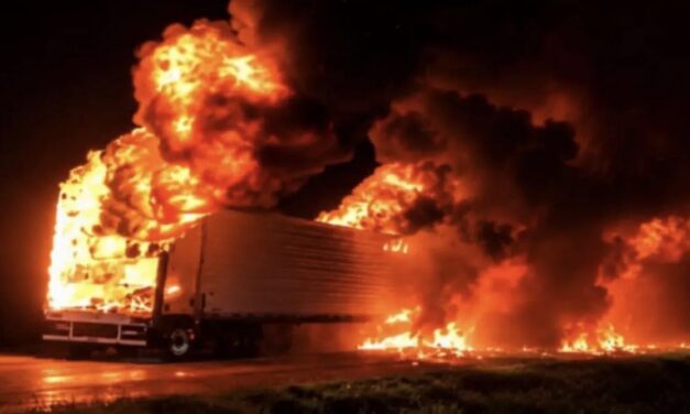Decenas de inmigrantes son rescatados de un tráiler en llamas al sur de Texas, Estados Unidos