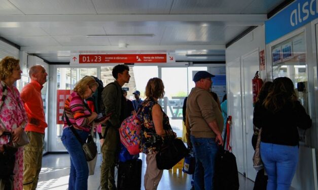 Más de un millón de inmigrantes esperan regularización en España tras retrasos gubernamentales