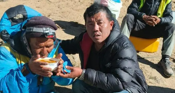 Guía dado por muerto en el Everest aparece “milagrosamente” vivo