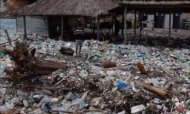Toneladas de basura frente a las costas de Guatemala