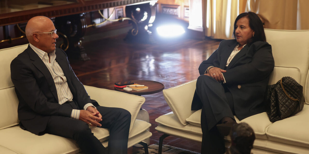 Gobierno interino de Venezuela y la oposición se sientan a negociar una transición democrática