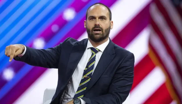 Condenan a 4 años de prisión a hijo de Jair Bolsonaro