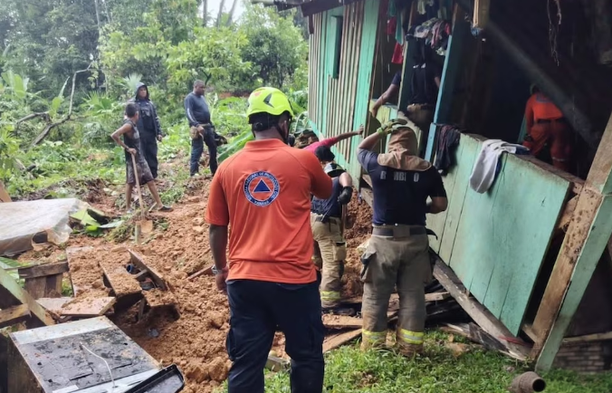 Niña muere en deslizamiento en bocas del toro en medio de fuertes lluvias en panamá