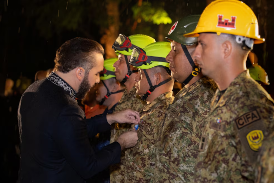 Presidente Bukele condecoró a 452 rescatistas salvadoreños que participaron en misión humanitaria en Venezuela