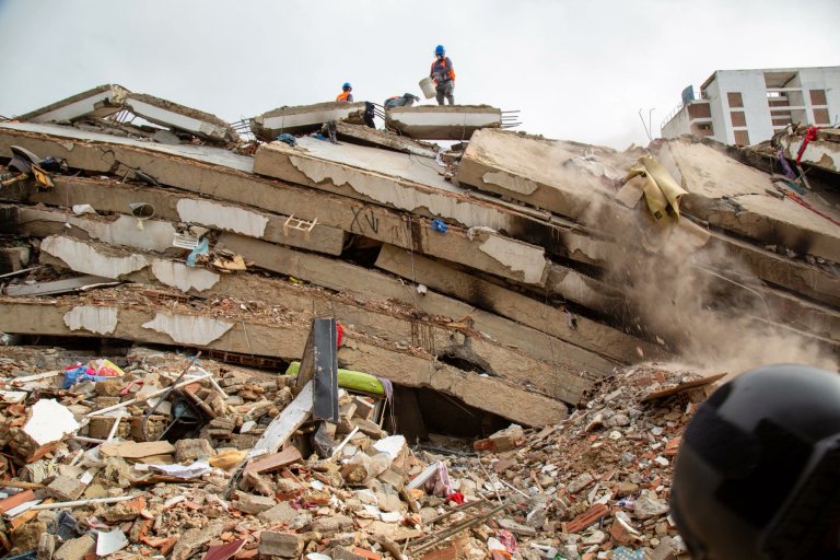 Familiares denuncian trabas para buscar a desaparecidos bajo los escombros en Venezuela