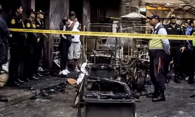 Al menos 10 muertos tras incendio, provocado por supuestos extorsionadores, en Lima, Perú
