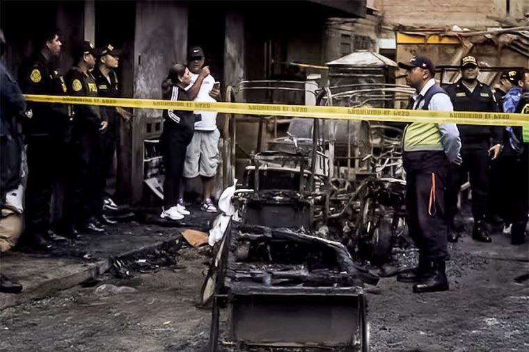 Al menos 10 muertos tras incendio, provocado por supuestos extorsionadores, en Lima, Perú