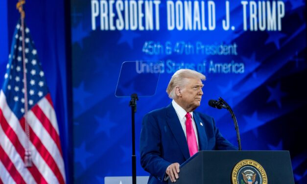 Trump amenaza a Irán con bombardear puentes y plantas de energía si ataca buques en Ormuz