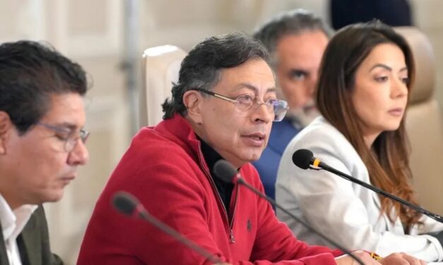 Petro cuestiona a De la Espriella por su investidura en Cali: “él mismo se deja degradar”