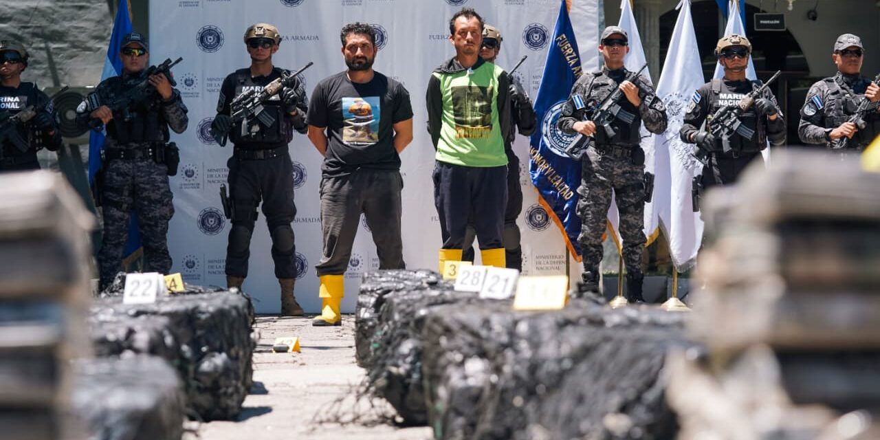 Marina salvadoreña incauta 1.3 toneladas de droga y detiene a dos ecuatorianos