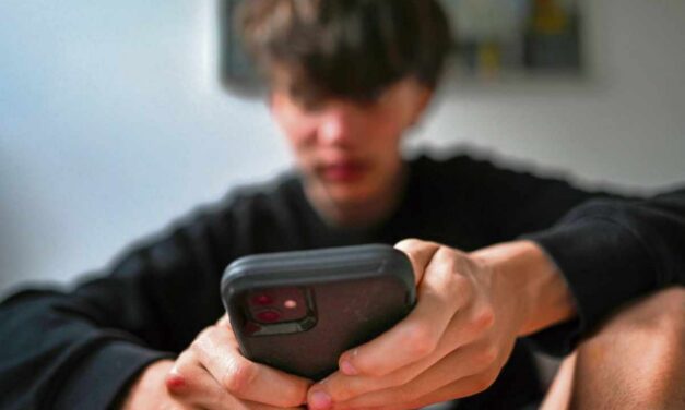 Francia prohíbe las redes sociales a los menores de 15 años
