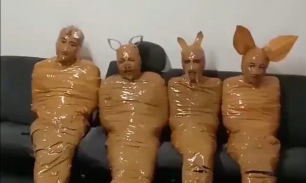 Ladrones son capturados, envueltos con cinta adhesiva y vestidos de Teletubbies en Indonesia