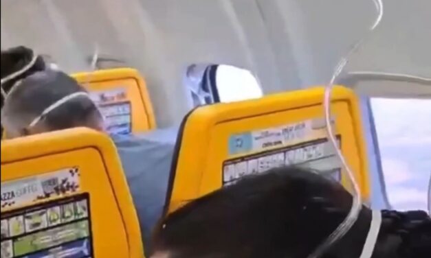 La ventanilla de un avión se rompió en el aire y succionó a un pasajero