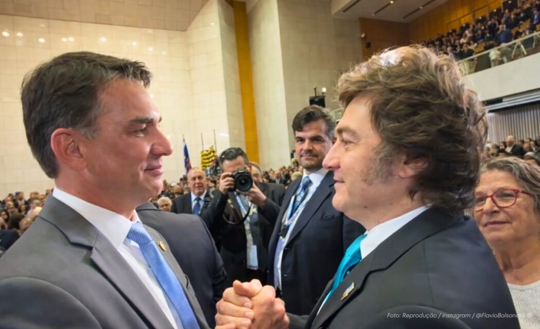 Flávio Bolsonaro oficializará su candidatura presidencial con la visita de Javier Milei