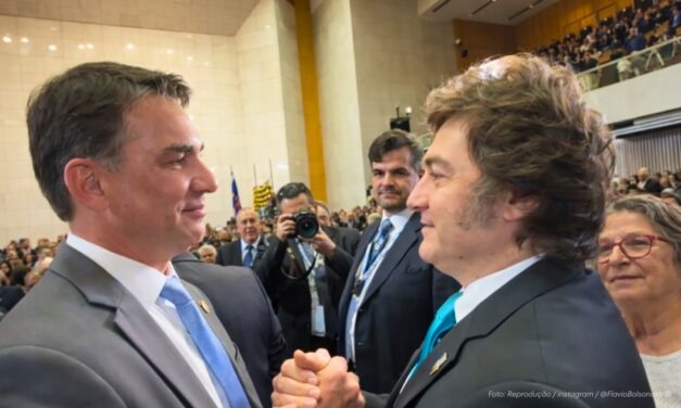 Flávio Bolsonaro oficializará su candidatura presidencial con la visita de Javier Milei