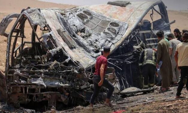 Al menos 35 muertos deja colisión de autobuses en el centro de Siria