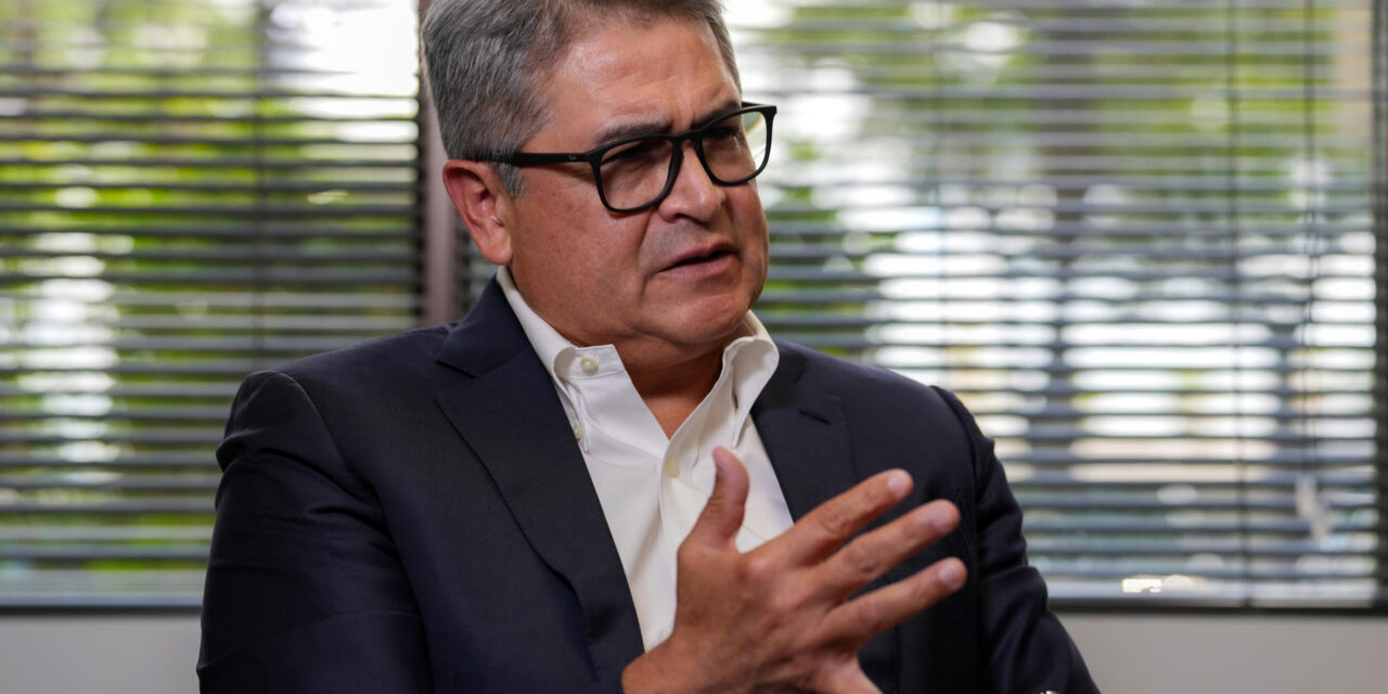 Juan Orlando Hernández vuelve a Honduras tras recibir un indulto en EE. UU.