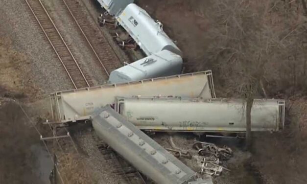 Tren con materiales peligrosos se descarriló y ordenan confinamiento en Estados Unidos