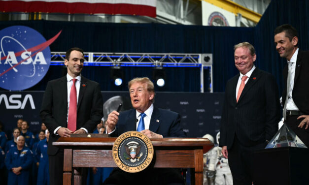 Presidente Trump ordena crear una academia espacial de Estados Unidos