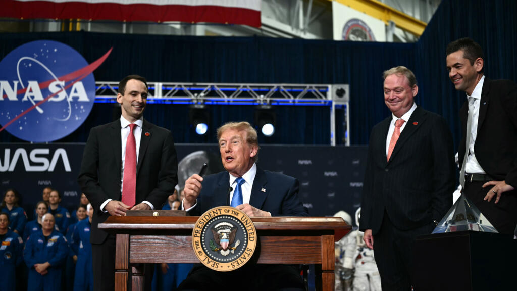 Presidente Trump ordena crear una academia espacial de Estados Unidos